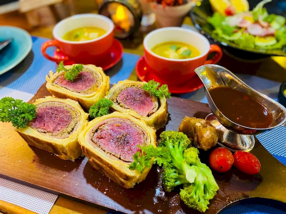 The beefsteak here is rich in American flavor, tender, and perfectly paired with wine